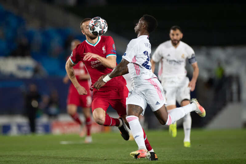 美记：恩比德右膝仍酸痛但治疗正确，他或许将缺席更久